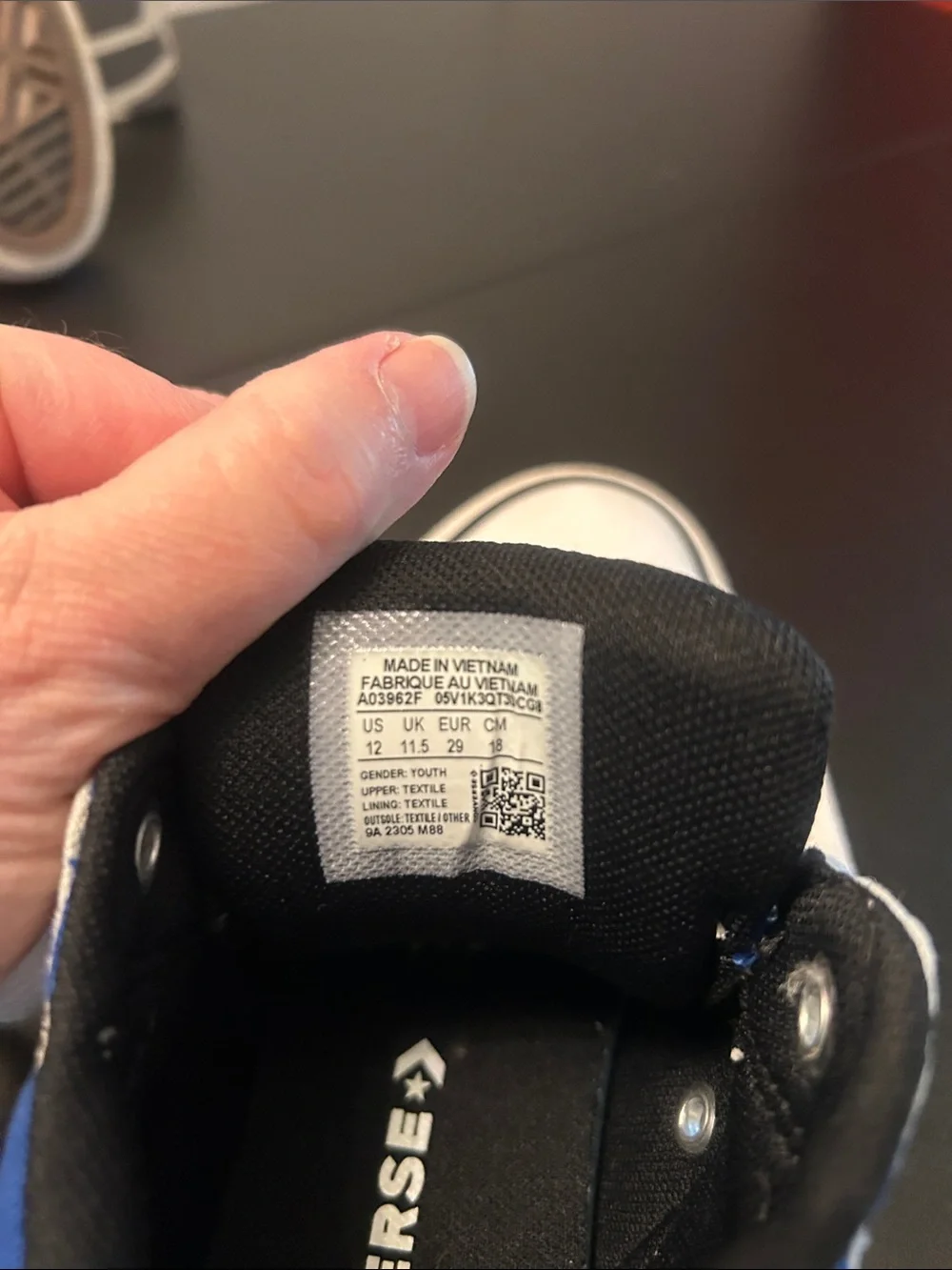 Converse Chuck Taylor All Star CTAS Axel Mid Sneakers. Kid Size 12
